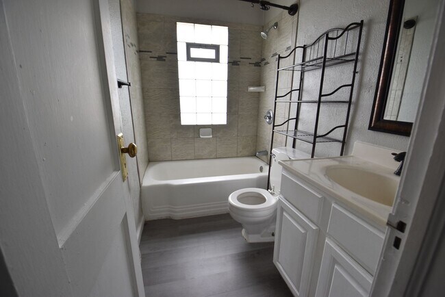 Building Photo - Cute 2 Bedroom In Mishawaka Near the River