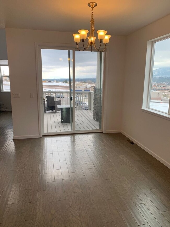 Building Photo - Beautiful Townhome In Monument With Two Ma...