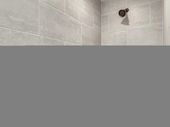 Building Photo - 544 W 17th Pl