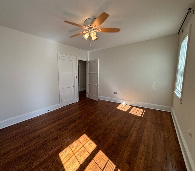 Building Photo - 2 Bedroom charming bungalow in desirable Oakhurst