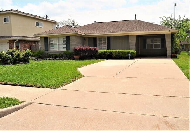 Building Photo - 4009 Nenana Dr