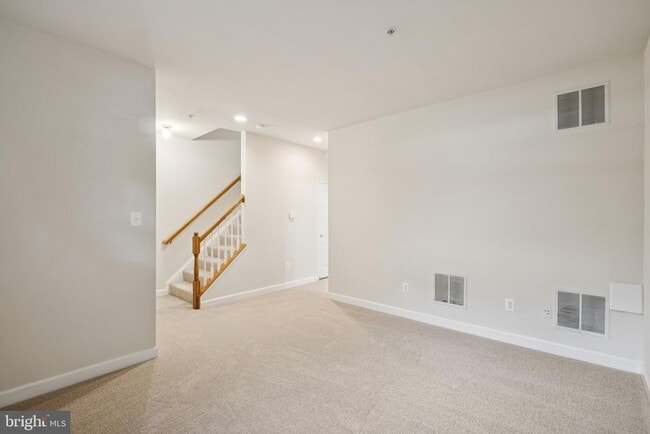 Building Photo - 909 Crestfield Dr