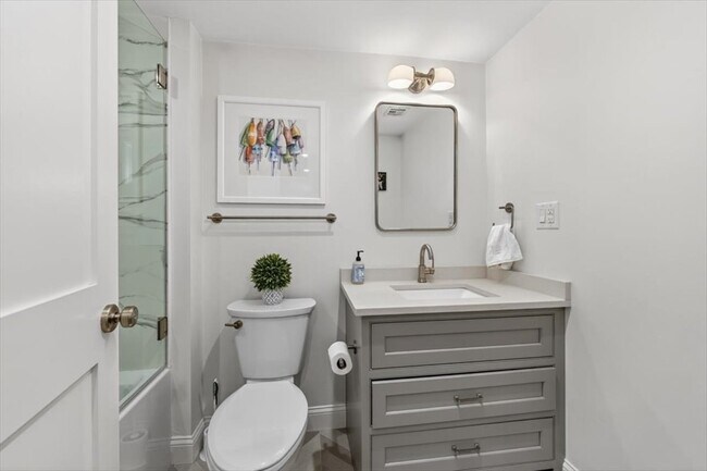 Building Photo - 521 E 8th St