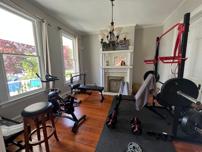 Building Photo - Gorgeous 3 bdrm/2.5 bath newly renovated h...