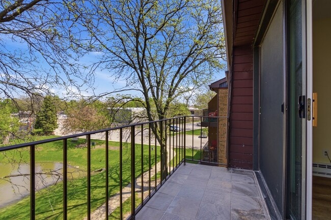 Building Photo - 744 Briar Hill Ln