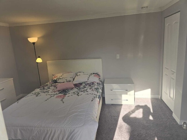 Building Photo - Beautiful remodeled Studio/efficiency in H...