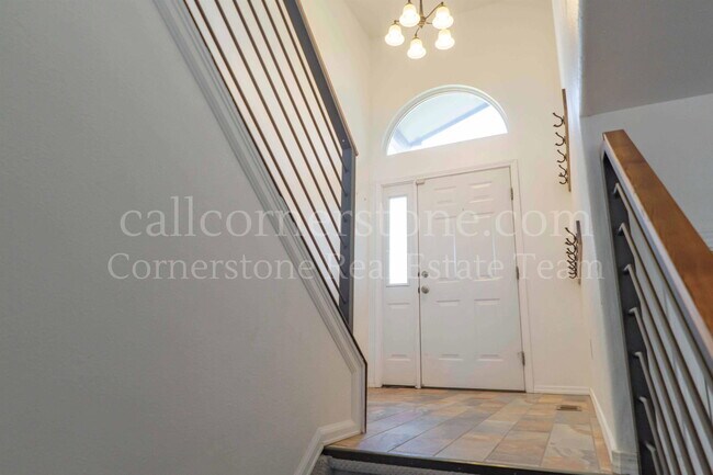 Building Photo - 743 Descendant Dr