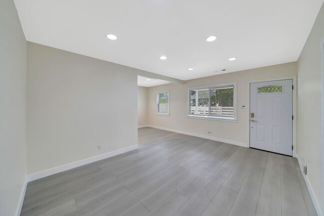 Building Photo - 10951 Whitegate Ave