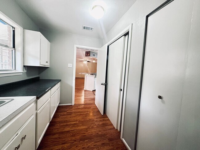Building Photo - 425 Zephyr Dr