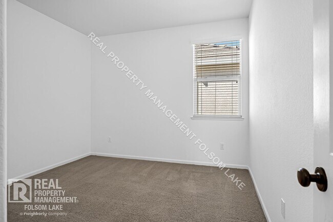 Building Photo - Spacious 4 bedroom 3 bath home in Anatolia