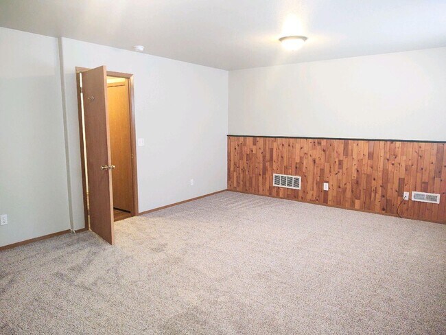 Building Photo - Spacious House - Brand New Flooring - Available Now!!