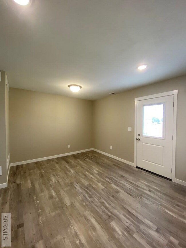 Building Photo - 530 Trails End