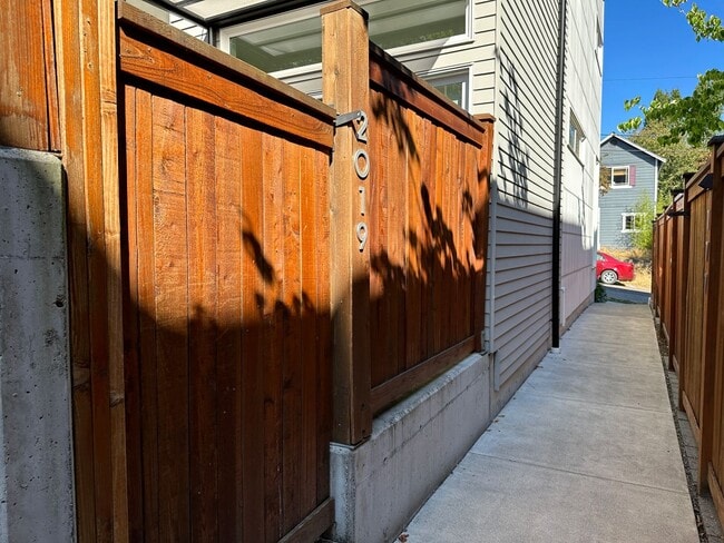Building Photo - Stunning Central District Townhome