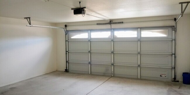Building Photo - Welcome to your 3 bed 2 bath home in Joshua Tree!