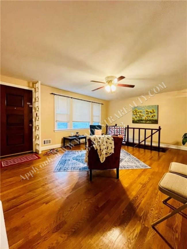 Building Photo - Charming 3 Bed 2 Bath Home-Available NOW!!