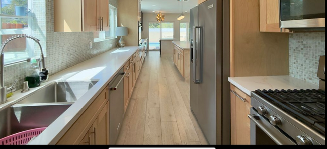 Building Photo - 5921 Fallbrook Ave