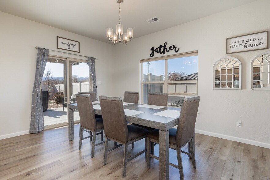 Building Photo - 2833 Kelso Mesa Dr