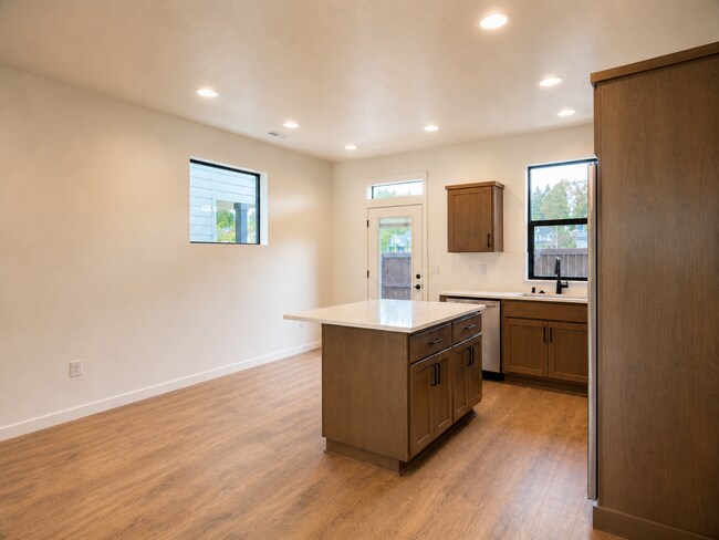 Building Photo - 10116 NE 45th Ct