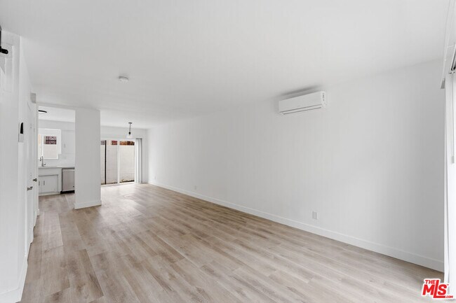 Building Photo - 825 S Detroit St