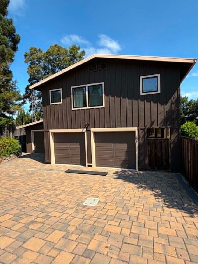 Building Photo - 775 Hillcrest Way