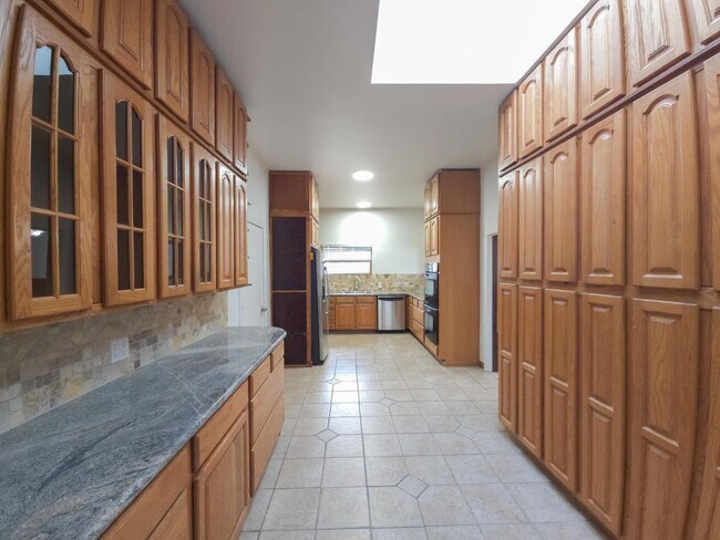 Building Photo - 4 bed 3 bath Single-family Home in Glenview/Lower Diamond area of Oakland