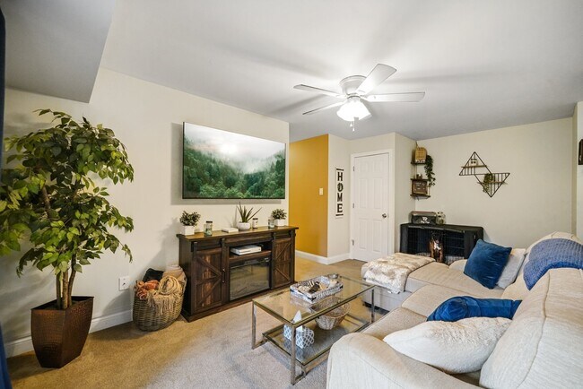Building Photo - 3122 Valley Dr