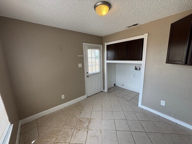 Building Photo - 3 bed 2 bath home