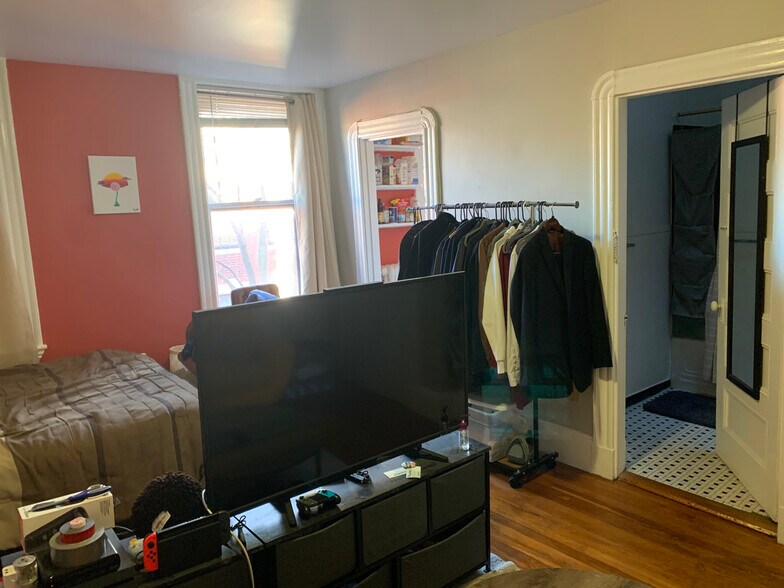 Building Photo - 72 Revere St