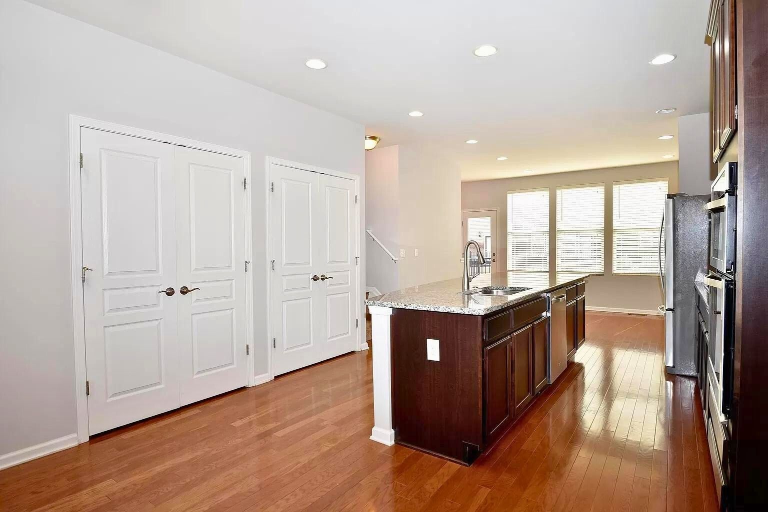 Building Photo - 863 Barclay Cir