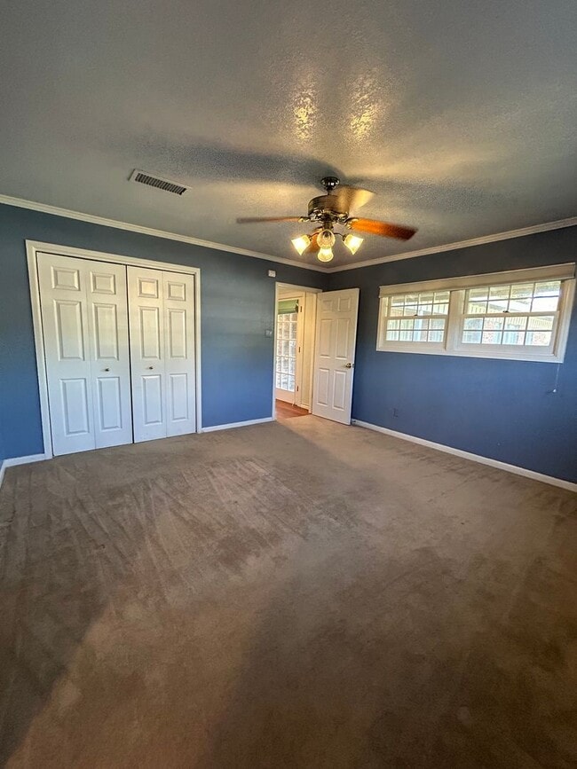 Building Photo - Beautiful Large Family Home!!!