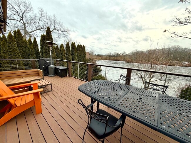 Building Photo - 157 Riverview Ave