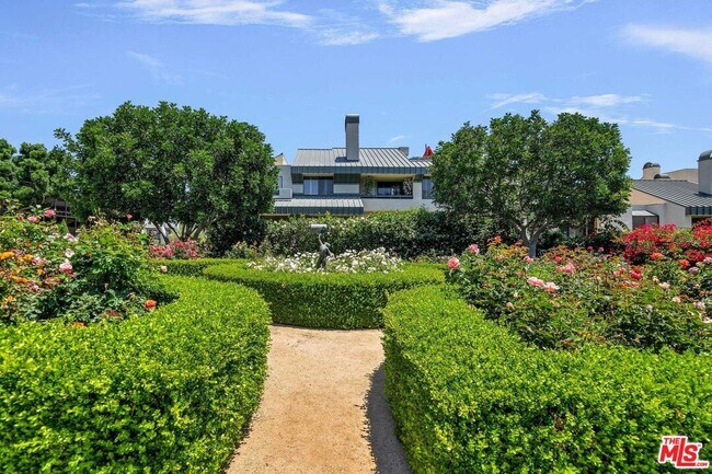 Building Photo - 2237 Century Hill