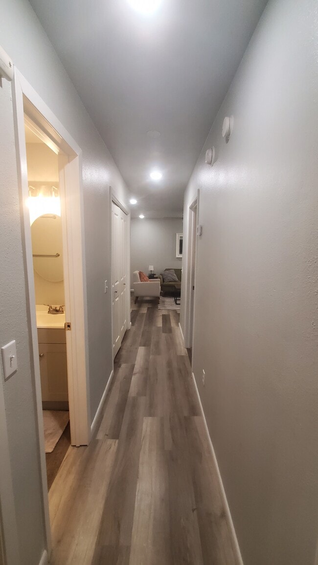 Building Photo - 504 S Cedar Pl