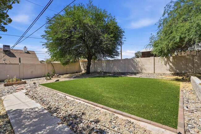 Building Photo - 1329 E Cholla St