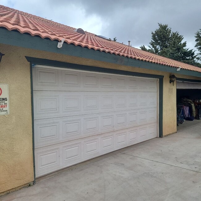 Building Photo - 21640 Brook Dr