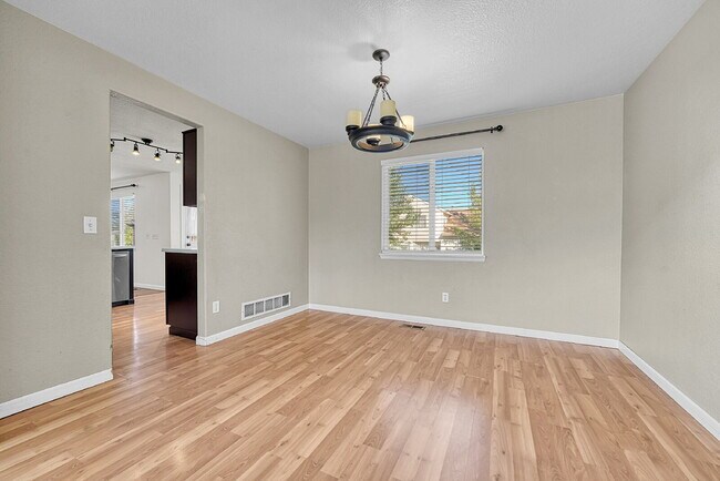 Building Photo - $3,250.00 - 5 Bed, 3.5 Bath Home in Aurora with in unit Laundry and Fenced in Yard!