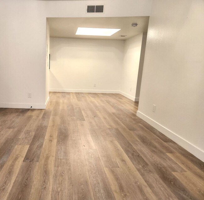 Building Photo - SPECTACULAR 1 BEDROOM 1 BATHROOM LOWER LEV...