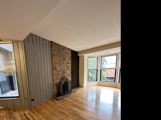 Building Photo - 2 bedroom in Chicago IL 60657