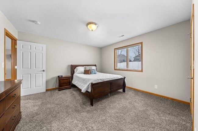 Building Photo - 433 Sarah Cir