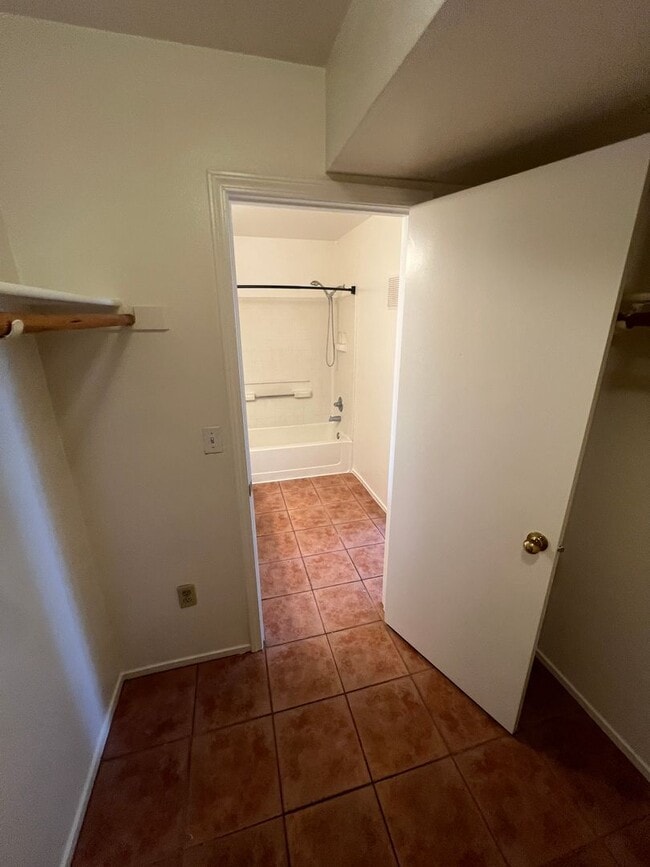 Building Photo - 3 bedrom 2.5 bath Gated Community Townhome with community  Pool, Spa & Private Garage