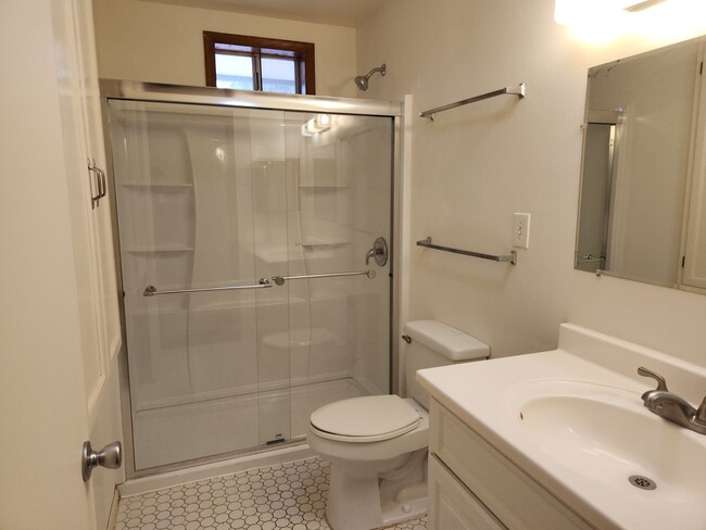 Building Photo - Adorable 2 bed / 2 bath - with 1 car garage
