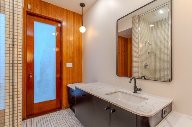 Building Photo - Extraordinary 5-Bed / 5-Bath Oceanfront Pr...