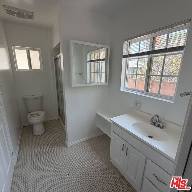 Building Photo - 1104 N Frederic St