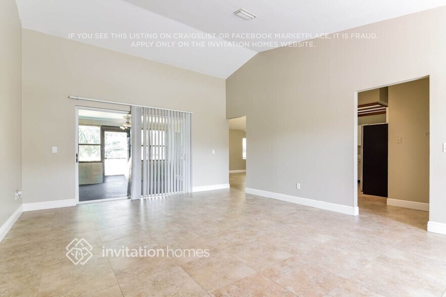 Building Photo - 2806 Mnr Hl Dr