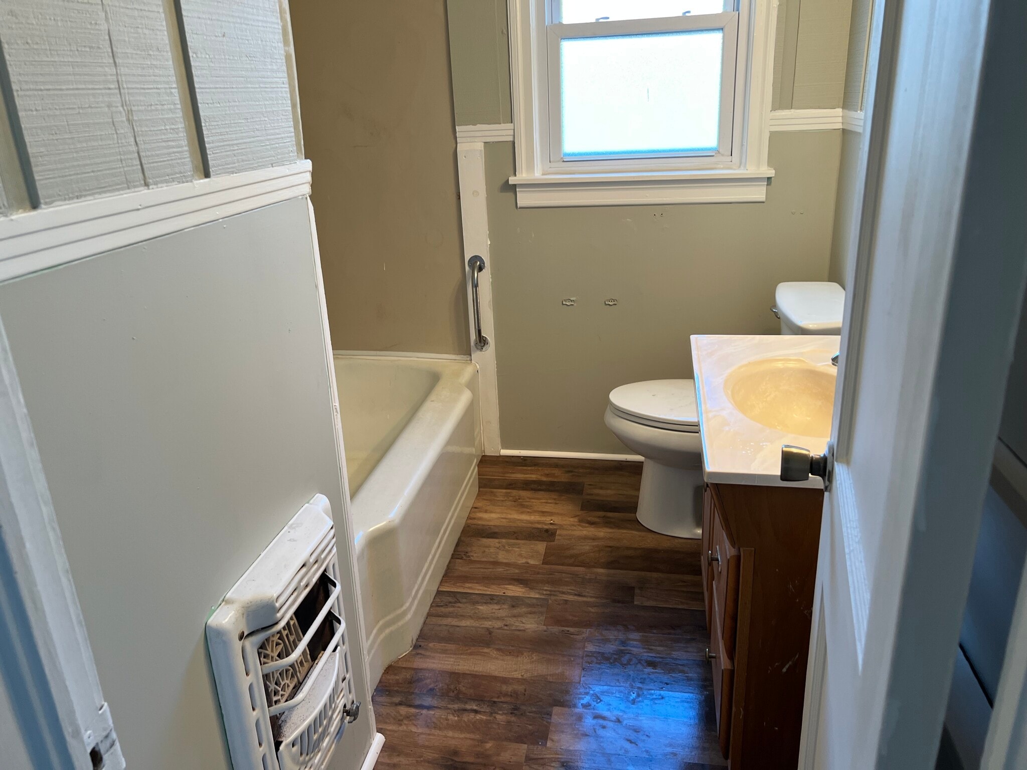 Bathroom #1 - 519 Lakeview Ave