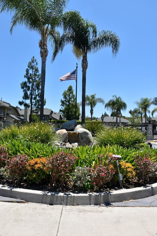 Building Photo - 3 Bedroom 2.5 Bath Hampton Court Condo Nea...