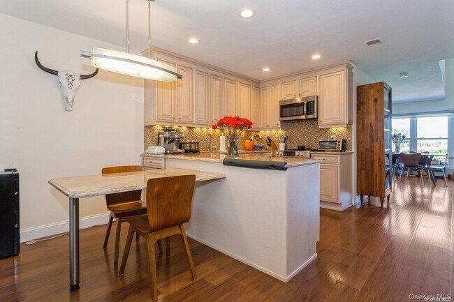 Building Photo - 100 Baker Ct