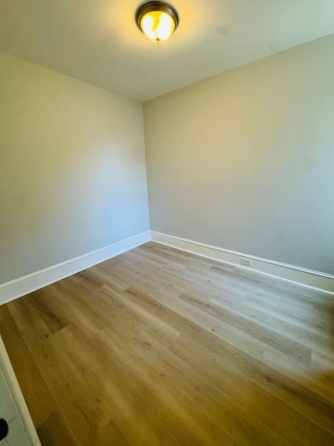 Building Photo - Renovated 3bd/1bth House with Rear yard!! ...