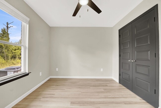 Building Photo - 3 Bed 2 Bath Duplex