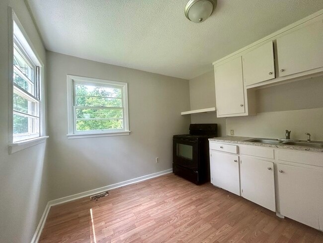 Building Photo - 1646 Amhurst St